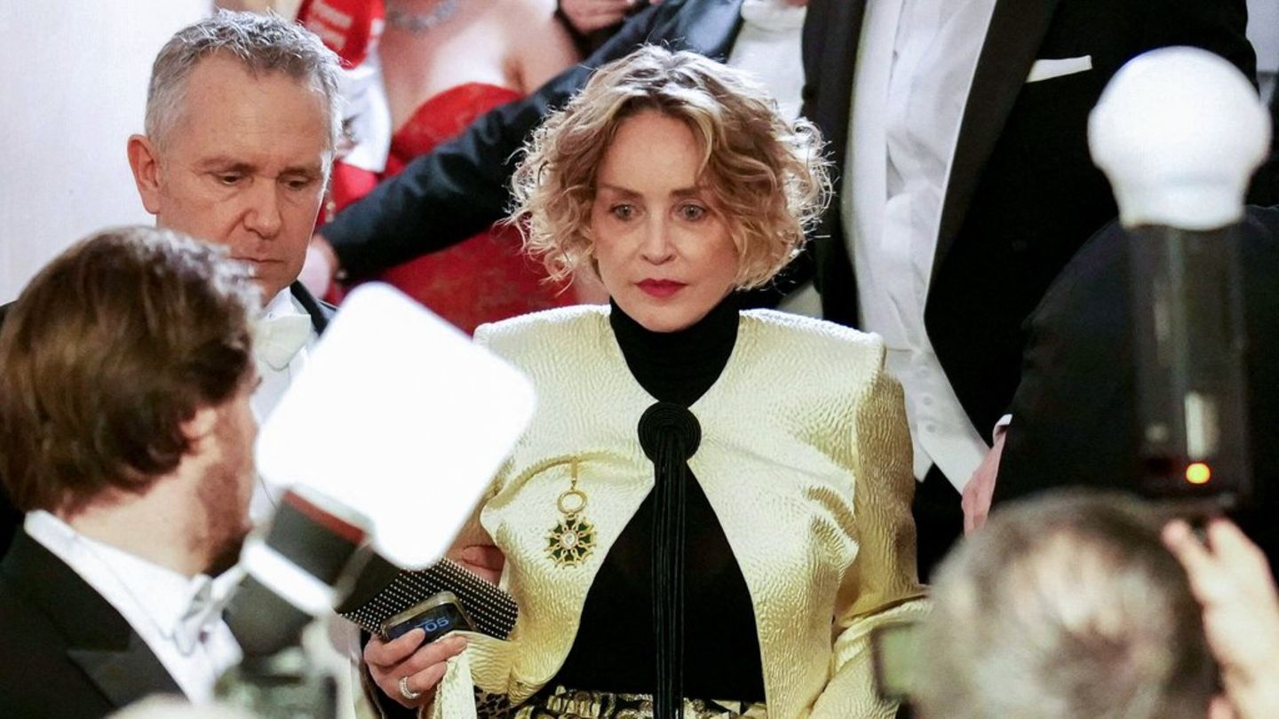 Etwas sorgenvoll wirkt ihr Blick noch: Sharon Stone zurück beim Wiener Opernball.