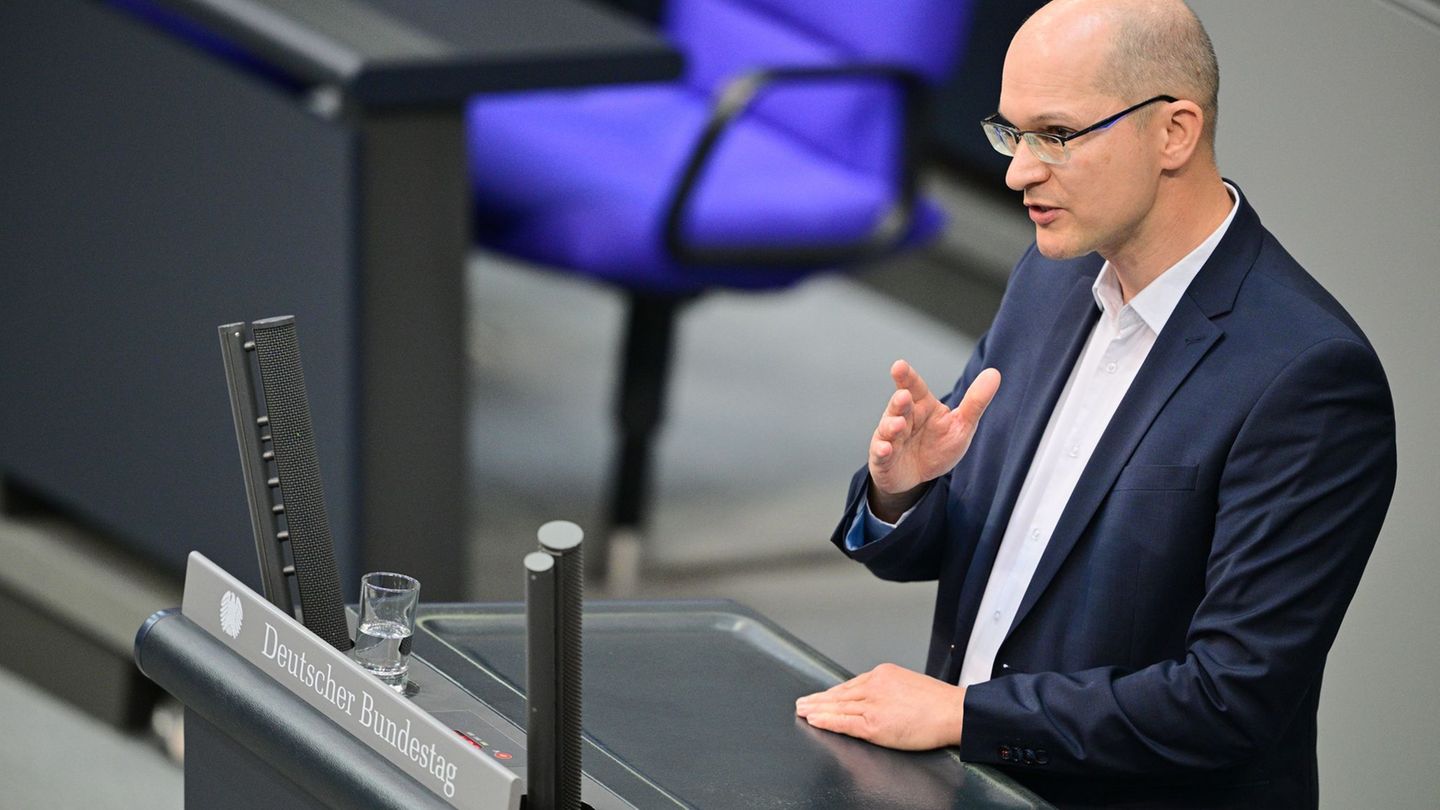 Angesichts der umstrittenen Anstellung von Familienmitgliedern bei Abgeordneten plädiert Möller für eine Satzungsänderung seiner