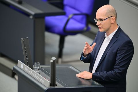 Angesichts der umstrittenen Anstellung von Familienmitgliedern bei Abgeordneten plädiert Möller für eine Satzungsänderung seiner