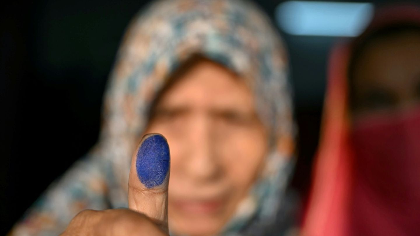 Wählerin bei der Stimmabgabe in Dhaka