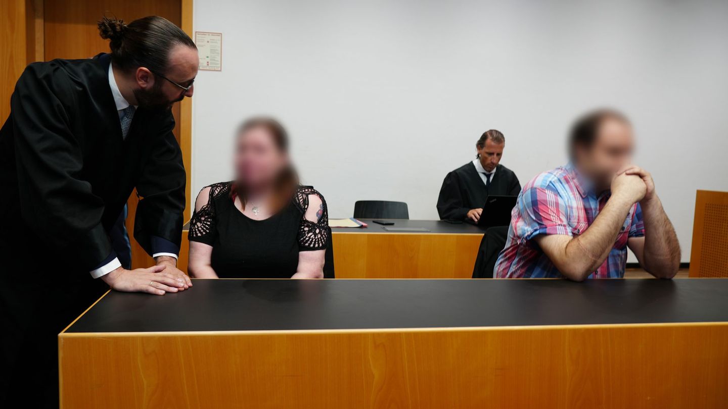 Den beiden Angeklagten, hier im ersten Prozess vor dem Amtsgericht, droht eine Gefängnisstrafe wegen Misshandlung ihres Sohnes.