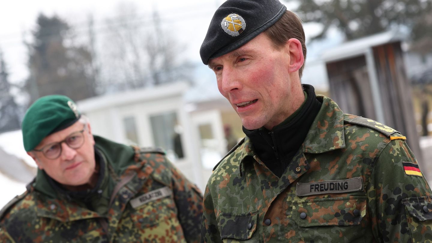 Generalleutnant Freuding (r) sieht "individuelle Verfehlungen, die individuell auch geahndet werden". (Archivbild) Foto: Karl-Jo