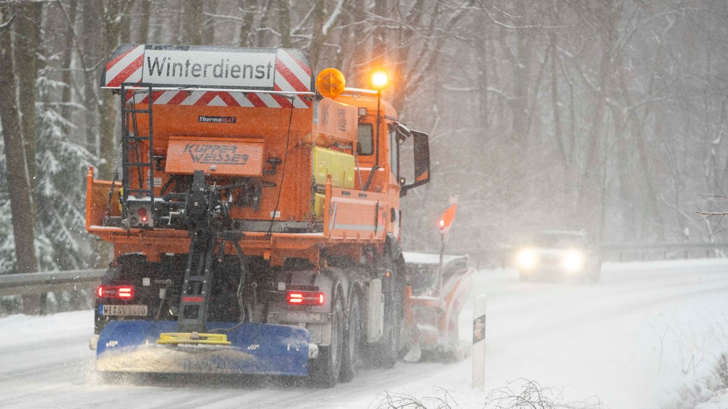 Feuchtsalz haftet nach Angaben von Hessen Mobil sehr gut auf den Fahrbahnen und erzielt schon bei kleiner Menge eine große Wirku