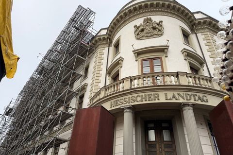 Nun ist beim Westflügel des hessischen Landtags ein Gerüst im Rahmen der langjährigen Sanierung aufgestellt worden. Foto: Jens A