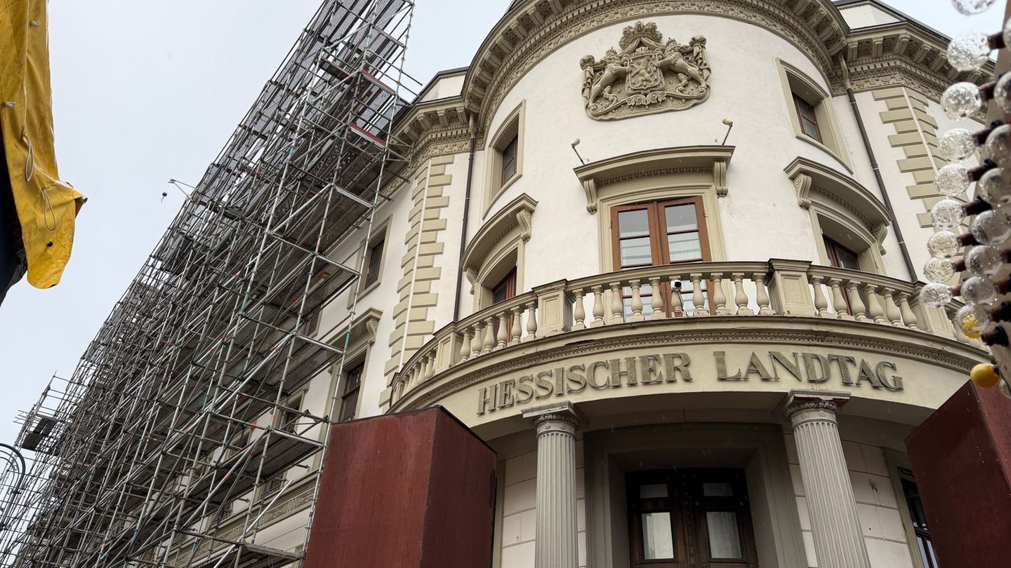 Nun ist beim Westflügel des hessischen Landtags ein Gerüst im Rahmen der langjährigen Sanierung aufgestellt worden. Foto: Jens A
