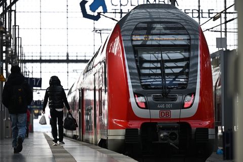 Der tödliche Angriff auf einen Zugbegleiter in einem Regionalzug hat bundesweit Entsetzen ausgelöst. (Archivbild) Foto: Michael