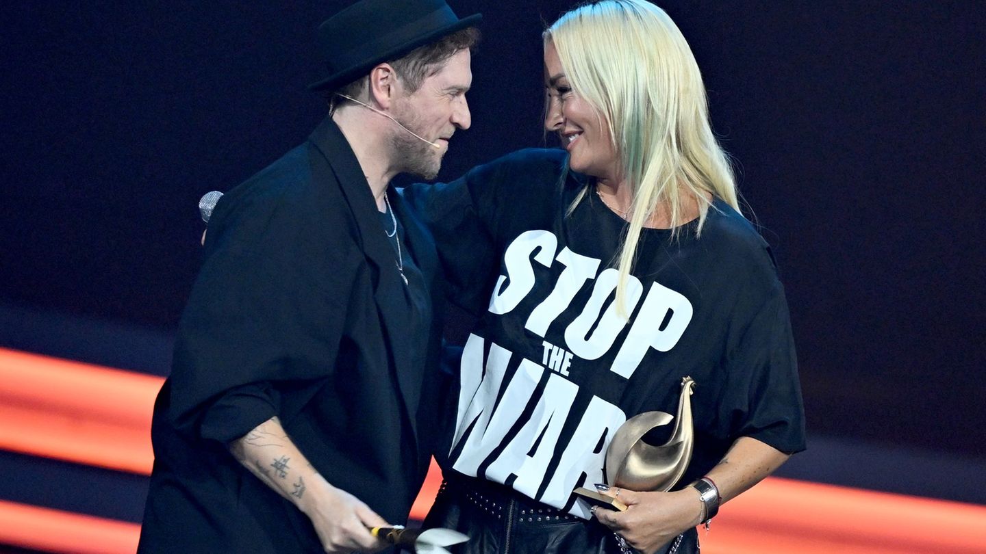 Zwei Freunde im Liebes-Duett: Johannes Oerding und Sarah Connor. (Archivbild) Foto: Hendrik Schmidt/dpa