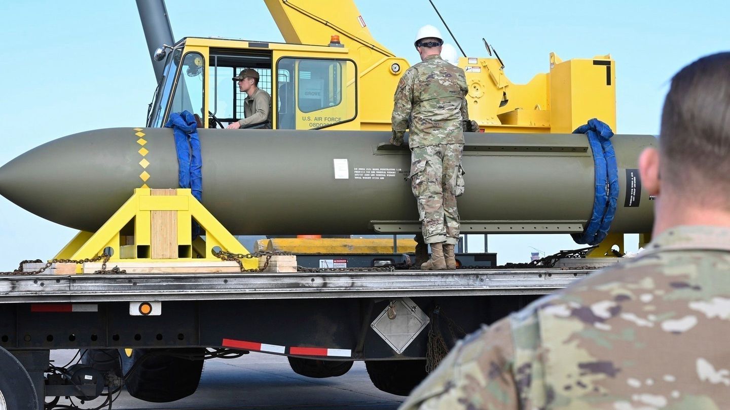 Die bunkerbrechende Bombe kann auch sehr tief liegende Anlagen angreifen. (Archivbild) Foto: Uncredited/US Air Force/dpa