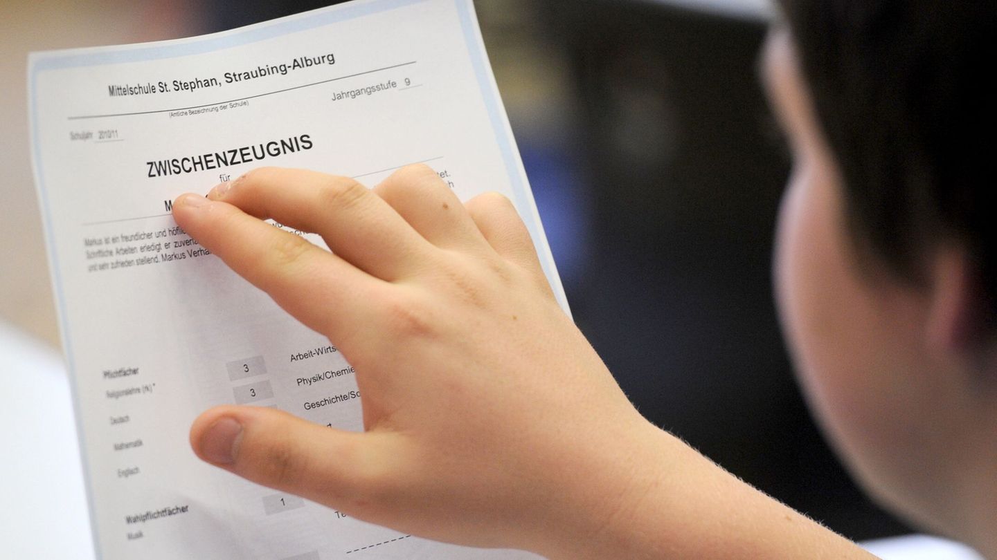 Viele Kinder und Jugendliche bekommen vor den Faschingsferien ihr Zwischenzeugnis. (Symbolbild) Foto: picture alliance / dpa