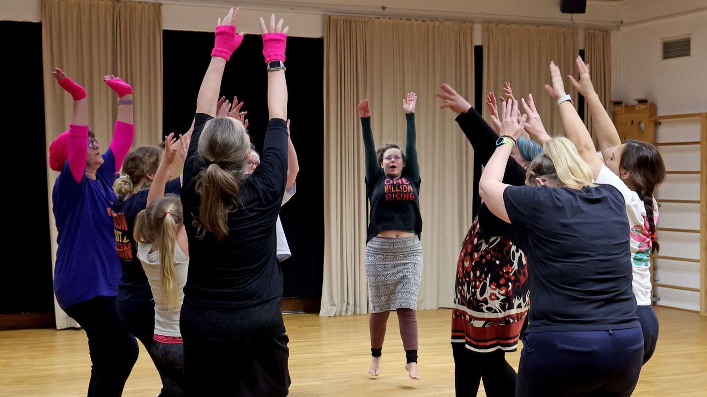 Einige Frauen haben in Rostock vor der großen Tanzdemo "One Billion Rising" am Samstag geübt. Foto: Bernd Wüstneck/dpa