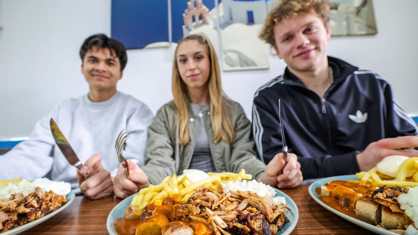 Beliebt auch bei Schülern und Studenten: Der "Taxi-Teller" ist im Trend. Foto: Christoph Reichwein/dpa