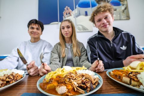Beliebt auch bei Schülern und Studenten: Der "Taxi-Teller" ist im Trend. Foto: Christoph Reichwein/dpa
