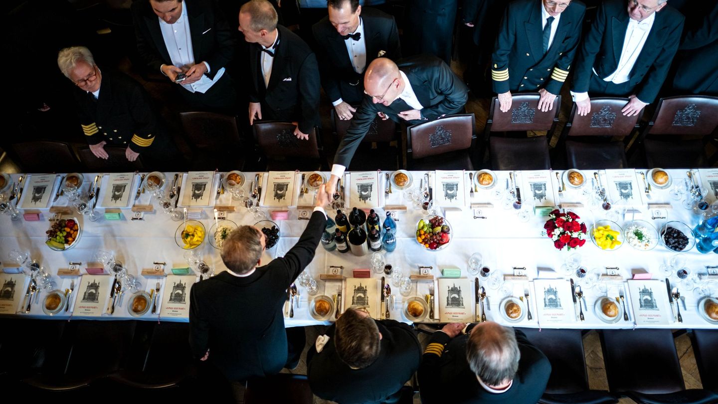 Bei der Schaffermahlzeit wurden jahrhundertelang nur Männer als Gäste eingeladen. (Archivbild) Foto: Sina Schuldt/dpa