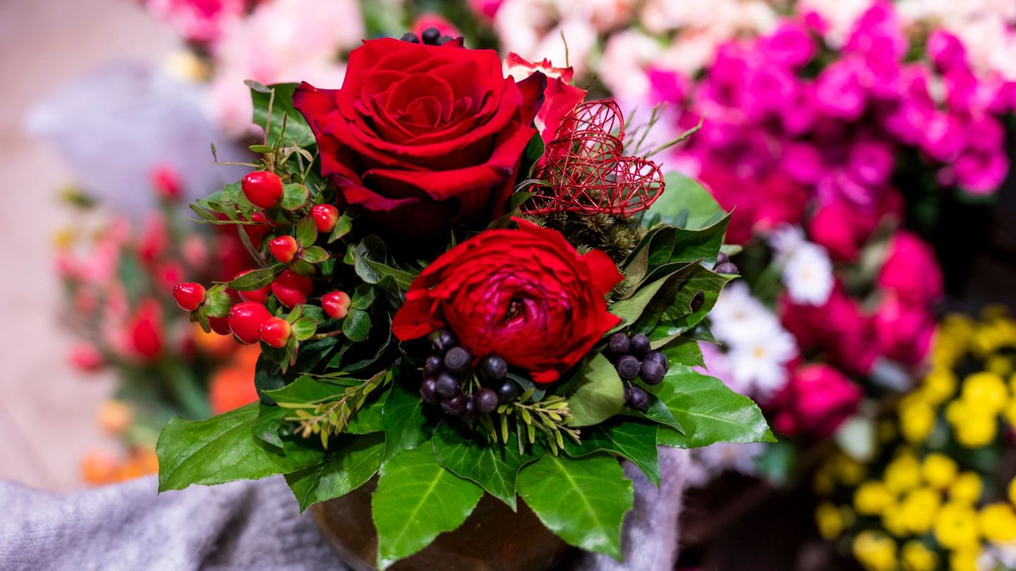 Rote Rosen zum Valentinstag: Ein beliebter Klassiker. (Symbolbild) Foto: Christophe Gateau/dpa