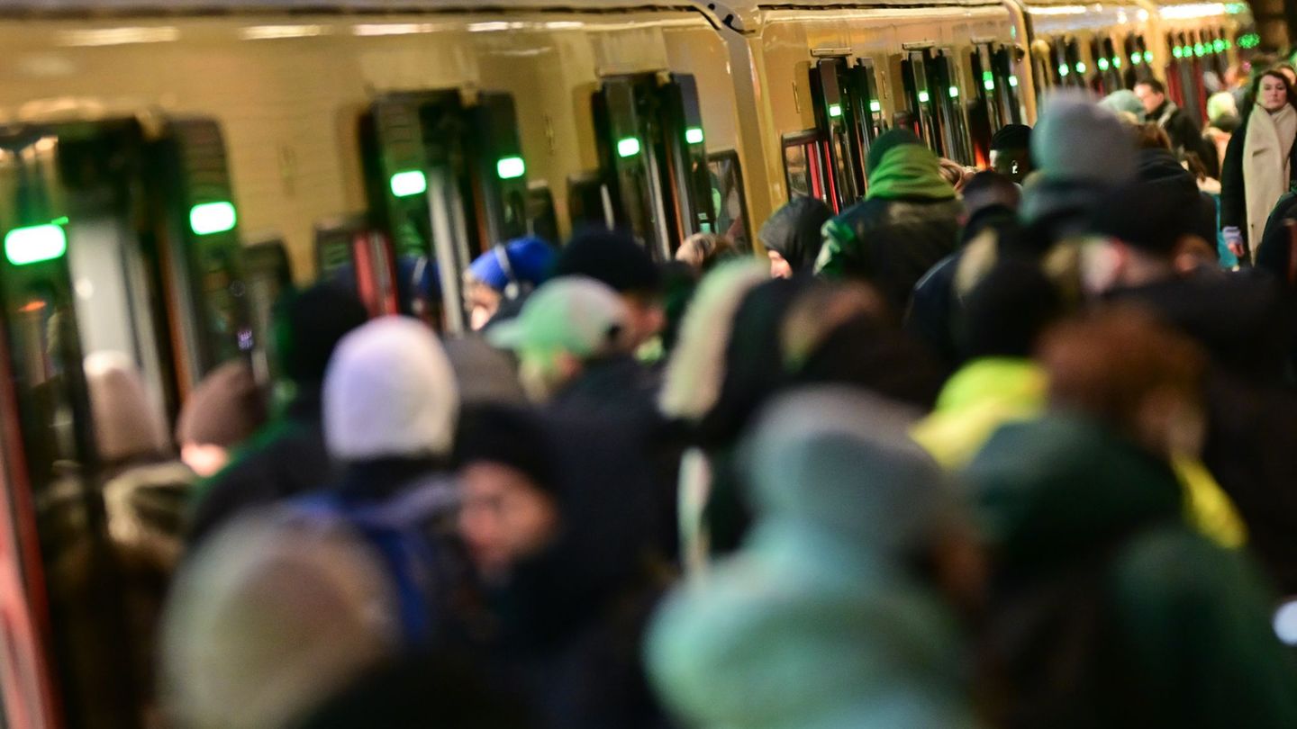 Die S-Bahn-Linien geraten am Freitagmorgen aus dem Takt. (Symbolbild) Foto: Sebastian Christoph Gollnow/dpa