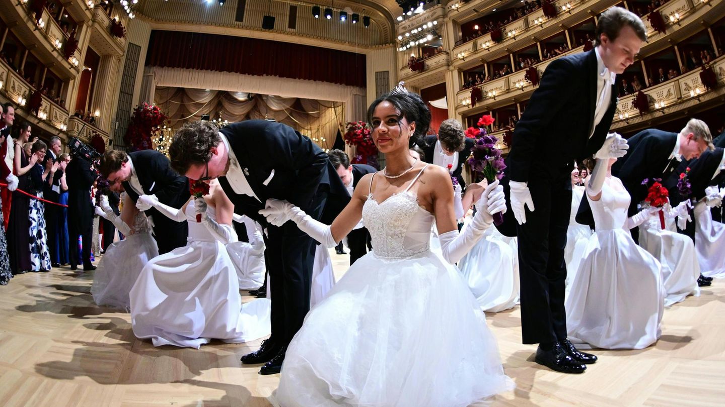 Debütantenpaare betreten den Saal während der Eröffnung des Balls in der Wiener Staatsoper.