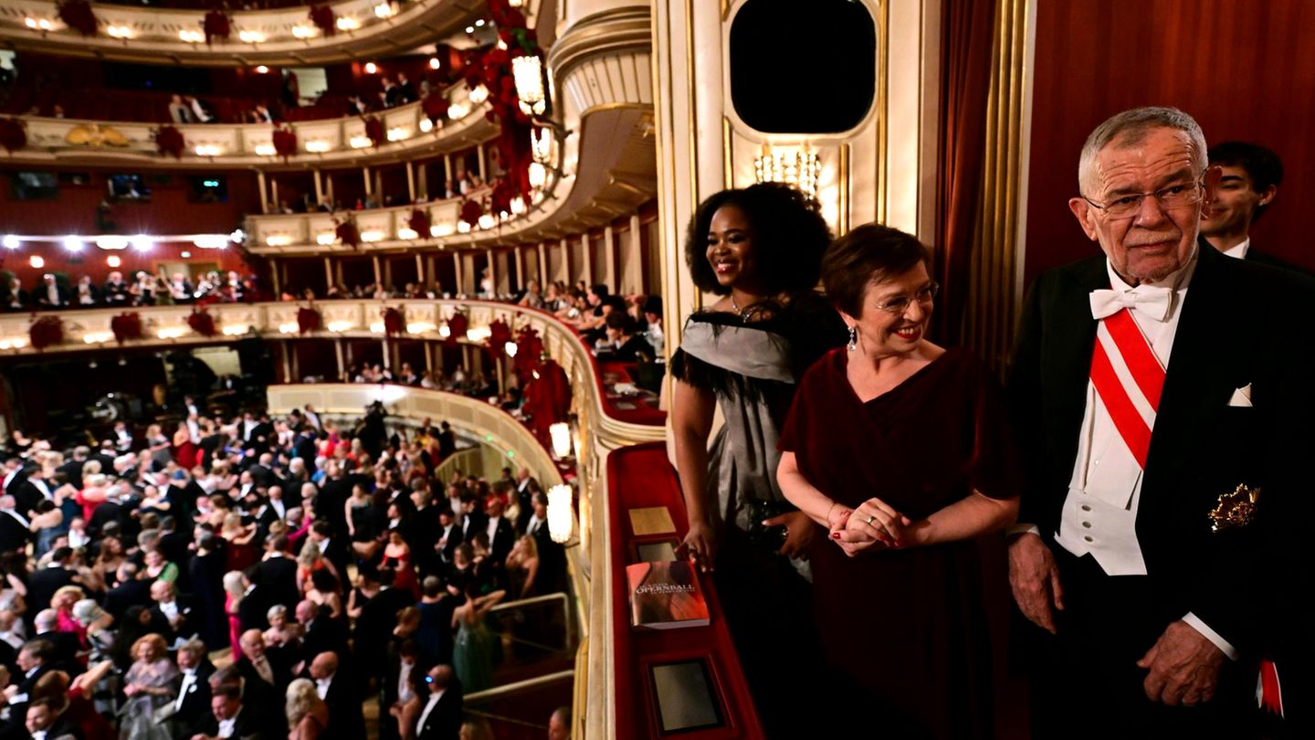 Opernsängerin Pretty Yende (l.), Doris Schmidauer und Bundespräsident Alexander van der Bellen
