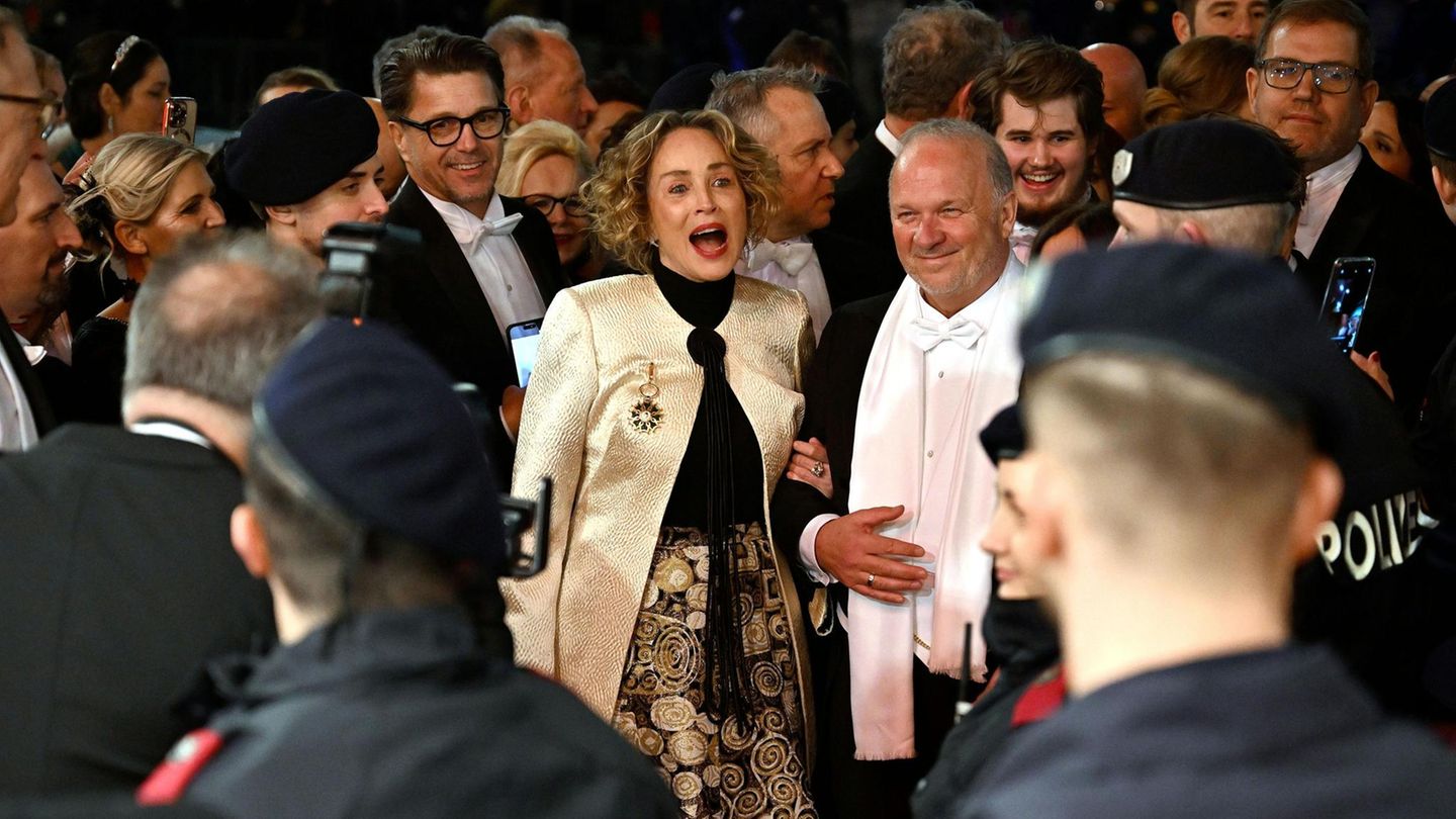 Die wahrscheinlich prominenteste Person des Abends: US-Schauspielerin Sharon Stone an der Seite von Karl Guschlbauer (r.) beim 68. Wiener Opernball