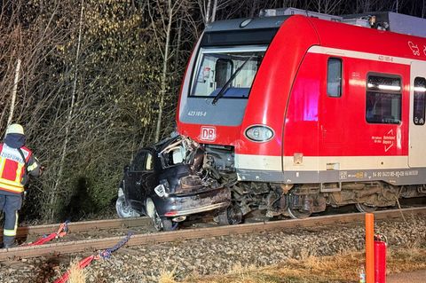 Der Kleinwagen wurde beim Zusammenstoß stark eingedrückt. Foto: Vifogra/Friedrich/dpa