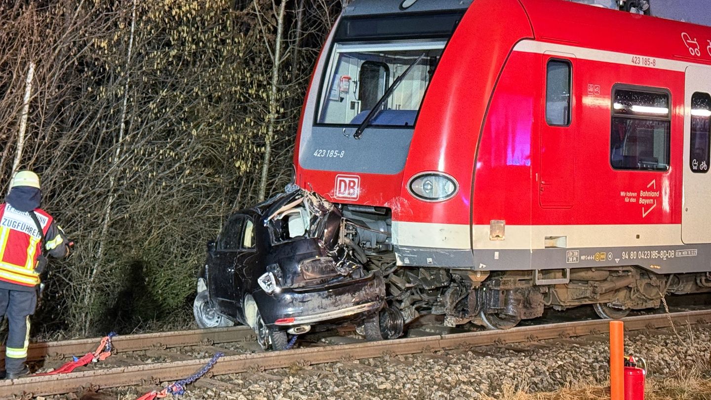 Der Kleinwagen wurde beim Zusammenstoß stark eingedrückt. Foto: Vifogra/Friedrich/dpa