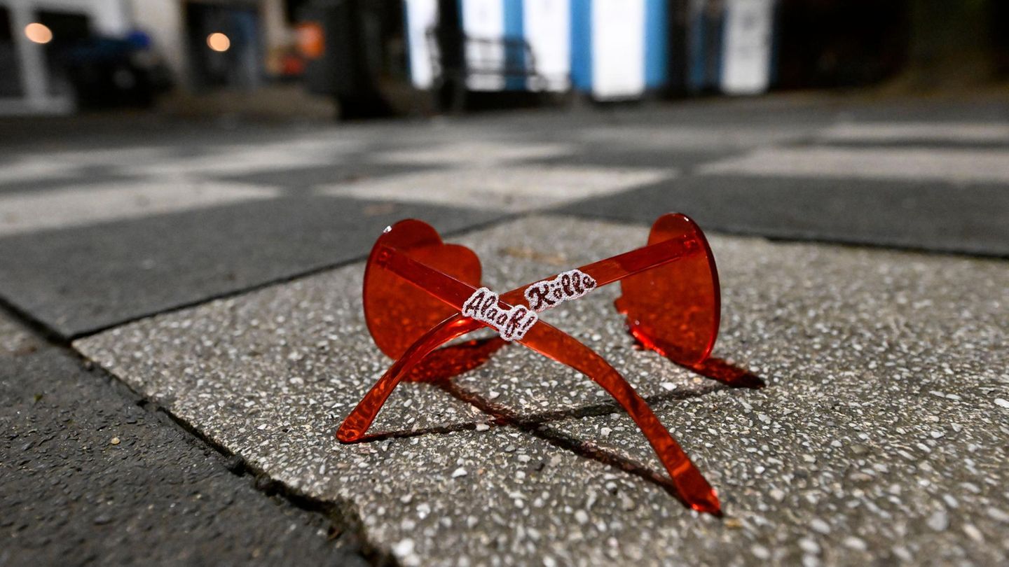 Köln, Nordrhein-Westfalen. Ein Karnevalist hat seine kaputte Brille auf dem Boden in der Altstadt zurückgelassen. An Weiberfastnacht feierten trotz widrigen Wetters tausende Jecken den traditionellen Start des Straßenkarnevals.