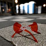 Köln, Nordrhein-Westfalen. Ein Karnevalist hat seine kaputte Brille auf dem Boden in der Altstadt zurückgelassen. An Weiberfastnacht feierten trotz widrigen Wetters tausende Jecken den traditionellen Start des Straßenkarnevals.