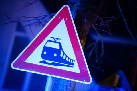 Warnschild an Bahnstrecke