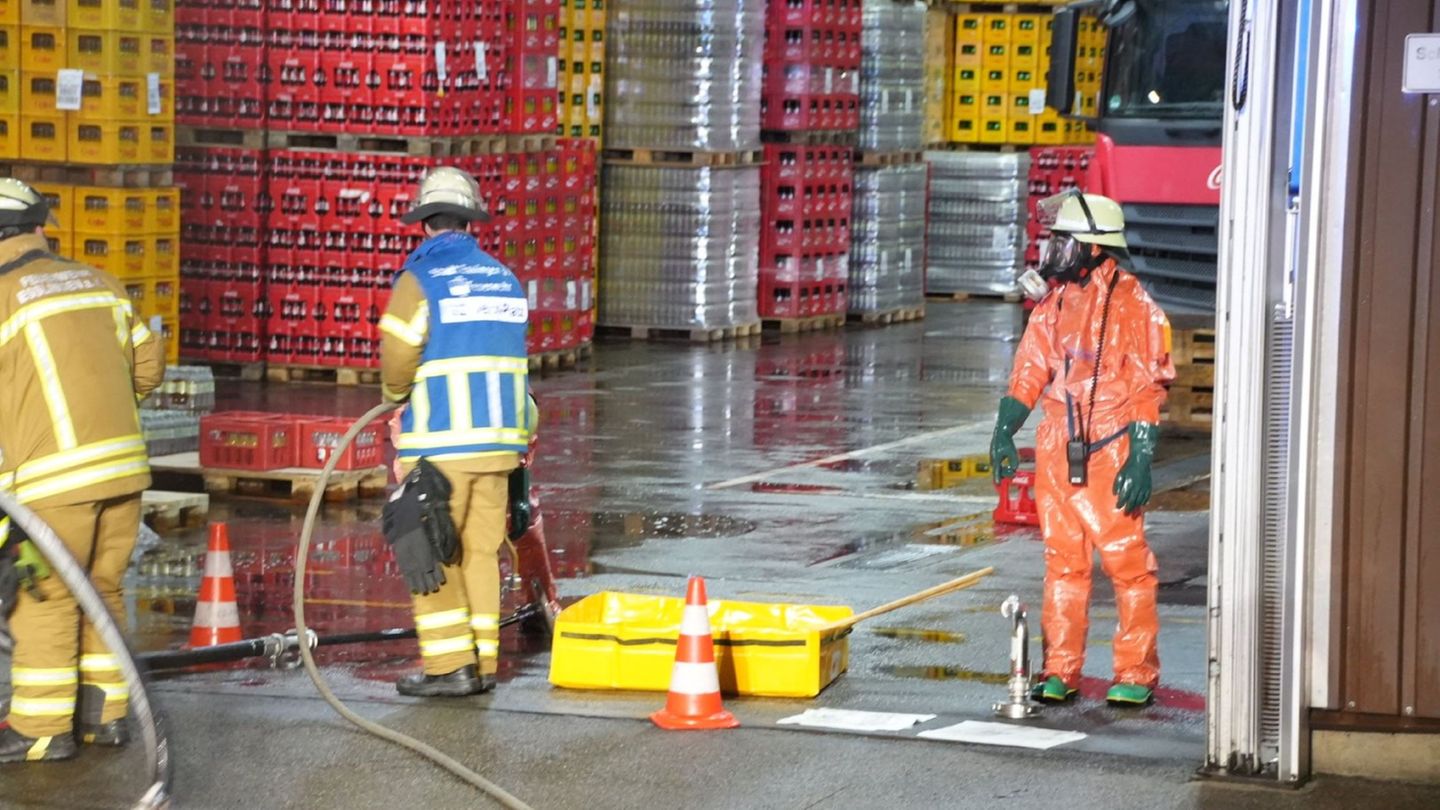 Die Feuerwehr pumpte die ätzende Flüssigkeit ab. Foto: SDMG/dpa