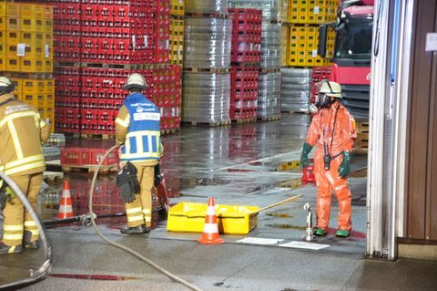 Die Feuerwehr pumpte die ätzende Flüssigkeit ab. Foto: SDMG/dpa