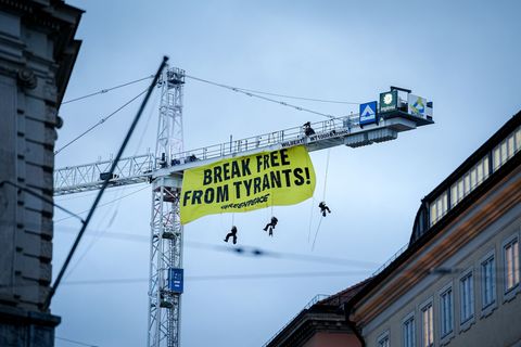 Aktivisten seilen sich von einem Kran in der Nähe der Münchner Sicherheitskonferenz ab. Foto: Kay Nietfeld/dpa