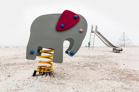 Ein einsamer Spielplatz ohne Kinder