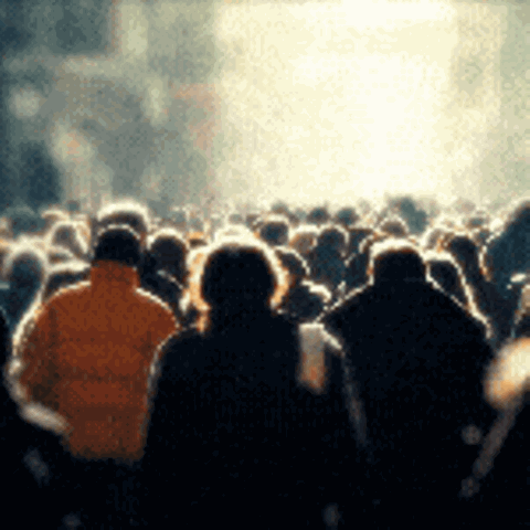 Menschenmassen bewegen sich auf einer Strasse