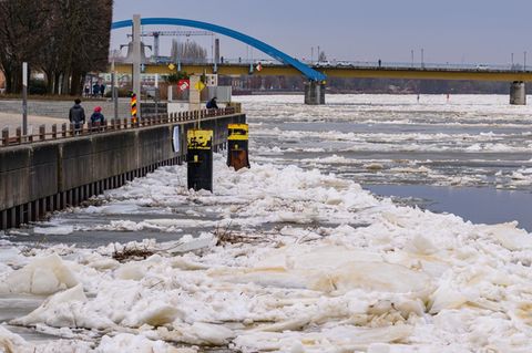 Winterwetter: Zusammengeschobene Eisschollen stauen sich auf dem deutsch-polnischen Grenzfluss Oder