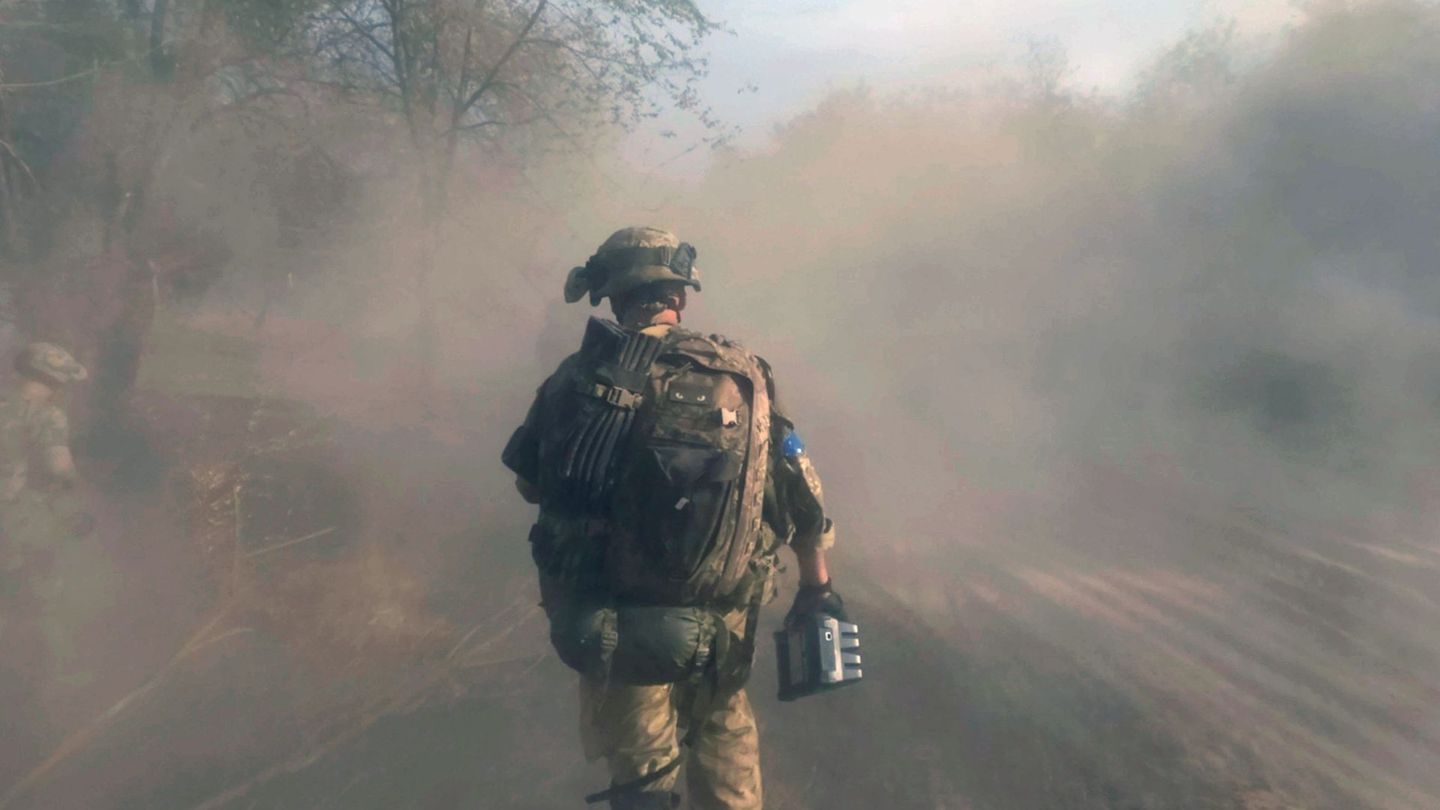 Der ukrainische Künstler und Filmemacher Dmytro Dokunov dokumentiert nicht nur das Grauen des Krieges, sondern vor allem, wie sich seine Innenwelt verändert.