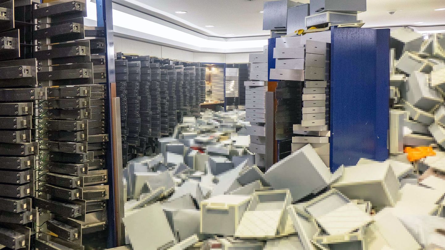 Blick in den verwüsteten Tresorraum der Sparkasse in Gelsenkirchen-Buer. Die Polizei veröffentlichte dieses Foto einige Wochen n