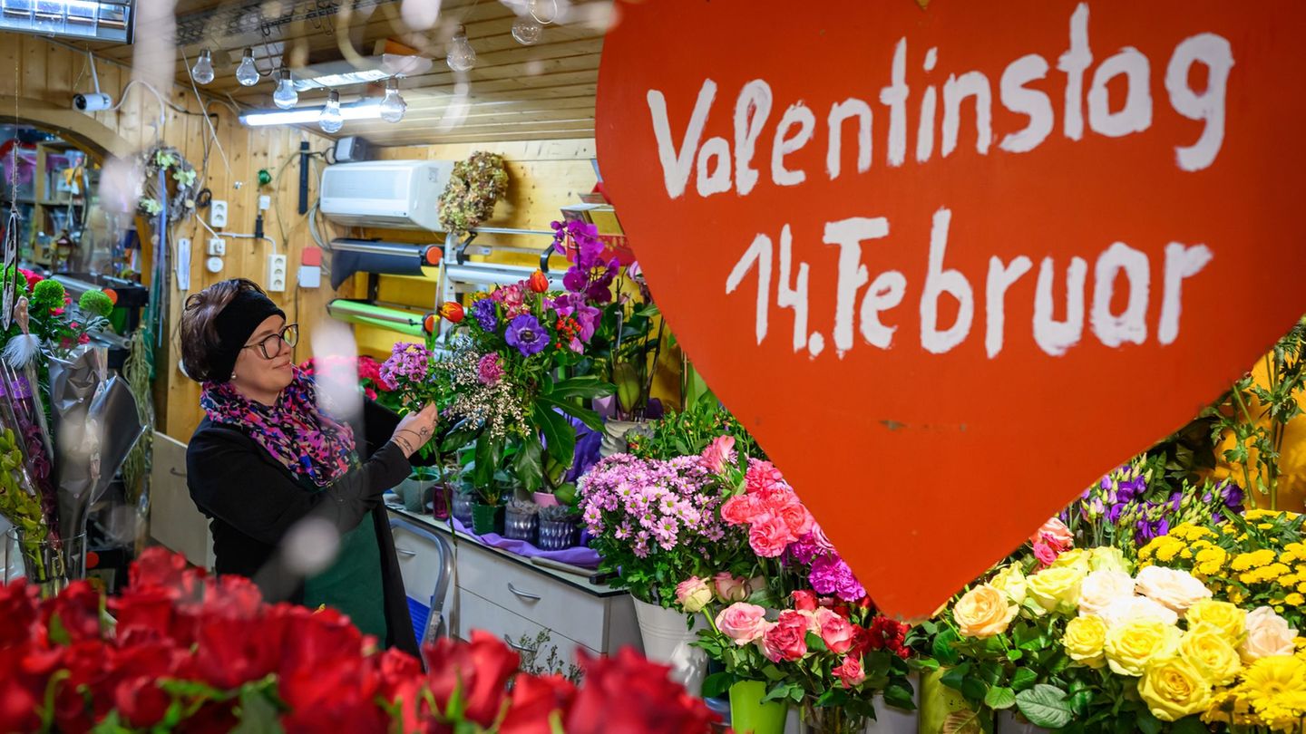 Blumen werden gerne an Valentinstag als Liebesbeweis geschenkt. (Symbolbild) Foto: Patrick Pleul/dpa
