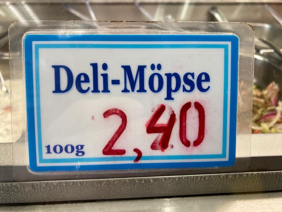 Schild für Delikatess-Rollmöpse in einem Fischladen