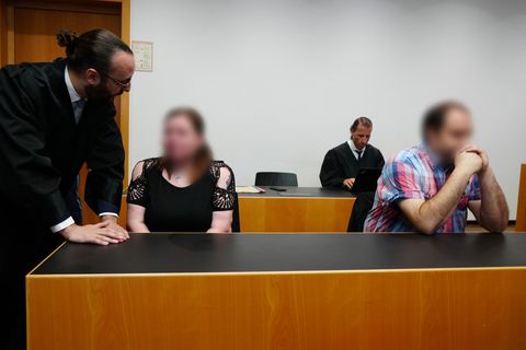 Die beiden Angeklagten, hier im ersten Prozess vor dem Amtsgericht, sind wegen Misshandlung ihres Sohnes zu mehr als drei Jahren