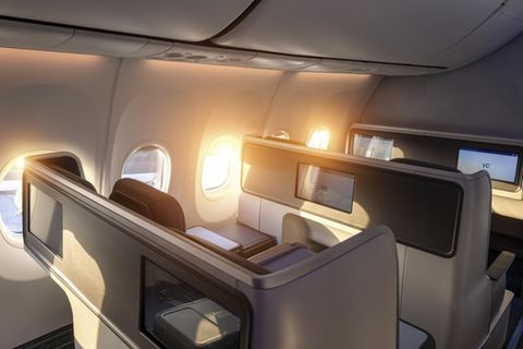 Blick in die Business-Class eines Verkehrsflugzeuges