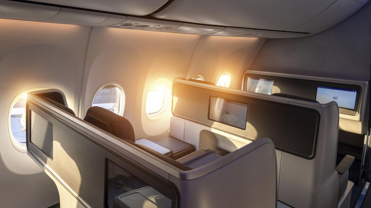 Blick in die Business-Class eines Verkehrsflugzeuges