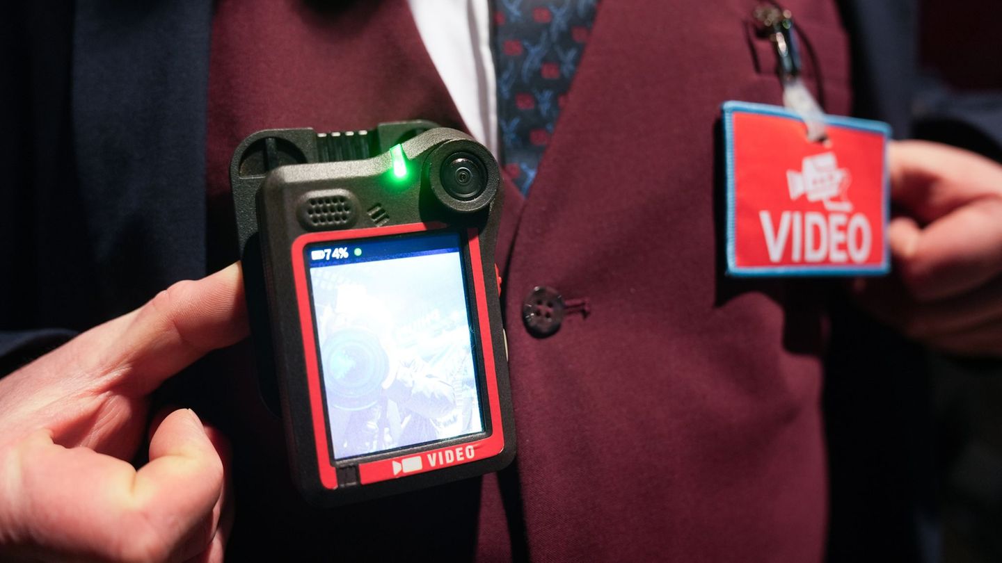 Bodycams zum Schutz der Bahn-Beschäftigten vor Übergriffen sind noch nicht überall im Einsatz