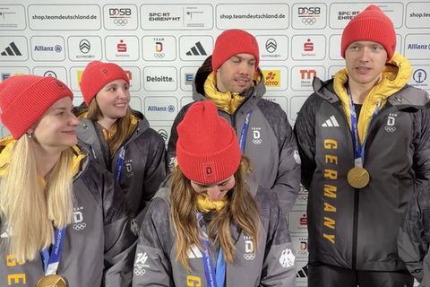 Max Langenhan erzählt bei einer Pressekonferenz, dass er Friedrich Merz am Telefon weggedrückt hat.