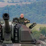 Boris Pistorius fährt auf einer Panzerhaubitze 2000 mit