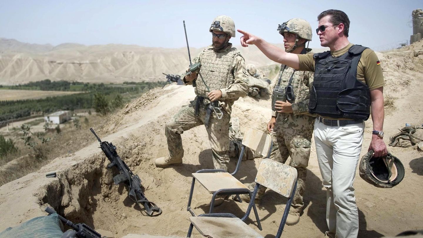 Karl-Theodor zu Guttenberg bei einem Besuch in Afghanistan