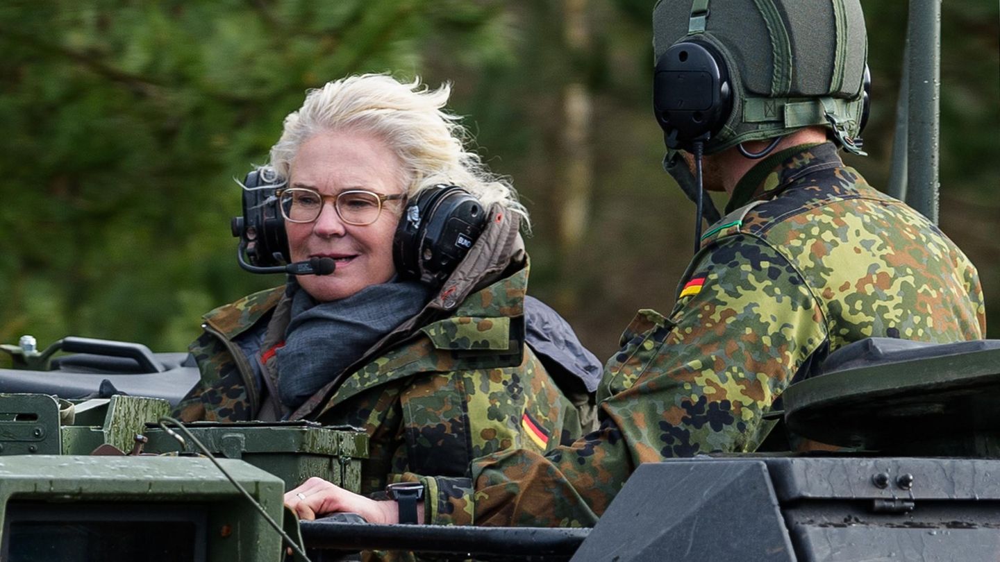 Christine Lambrecht fährt fährt bei ihren Besuch der Panzerlehrbrigade 9 in einem Panzer mit