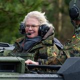 Christine Lambrecht fährt fährt bei ihren Besuch der Panzerlehrbrigade 9 in einem Panzer mit