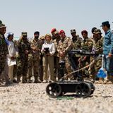 Ursula von der Leyen (Mitte, CDU) steuert einen ferngesteuerten Bombenentschärfungsroboter in Afghanistan