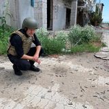 Im Mai 2021 hockt Robert Habeck, zu diesem Zeitpunkt noch Bundesvorsitzender der Grünen, auf dem Boden in dem zerstörten ukrainischen Dorf Schyrokyne unweit von Mariupol und betrachtet Munitionsreste. Für dieses Bild und seine Forderung nach Waffenlieferungen zur Selbstverteidigung an die Ukraine erhielt er damals Spott und Kritik. Nicht einmal ein Jahr später begann Russland seinen Angriffskrieg auf das Land.