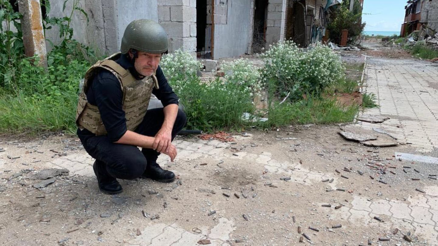 Im Mai 2021 hockt Robert Habeck, zu diesem Zeitpunkt noch Bundesvorsitzender der Grünen, auf dem Boden in dem zerstörten ukrainischen Dorf Schyrokyne unweit von Mariupol und betrachtet Munitionsreste. Für dieses Bild und seine Forderung nach Waffenlieferungen zur Selbstverteidigung an die Ukraine erhielt er damals Spott und Kritik. Nicht einmal ein Jahr später begann Russland seinen Angriffskrieg auf das Land.