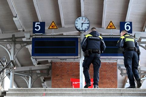 Sicherheitspersonal auf Bahnsteig